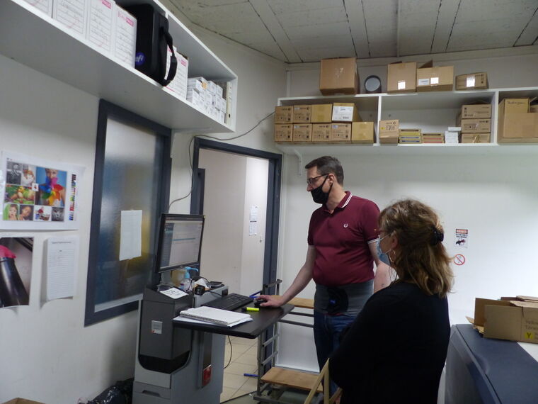 M. Antignac ancien salarié d'Handirect montre son poste à Mme Anne-Marie Querné conseillère entreprise Cap emploi 22